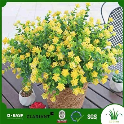 Künstliche Blumen in Vase